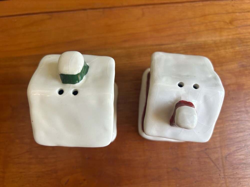 Christmas Winter Salt and Pepper Shakers Set Snowy House Shape Red Green - Picture 5 of 7